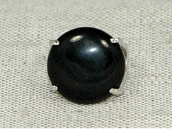 Кольцо из оникса черного цвета