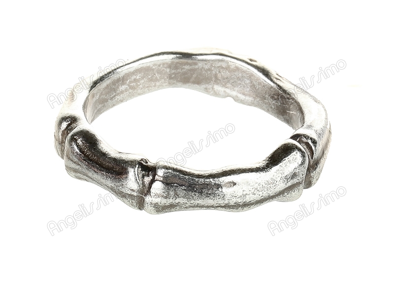  Кольцо серебряного цвета 
