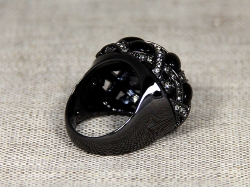  Кольцо с камнями темного цвета и стразами